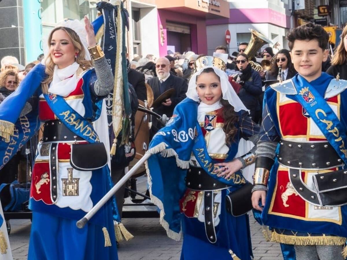 Andy Gómez Iborra y Lucía Gómez Puche, capitán y abanderada de la Comparsa Cristianos de Elda 2023