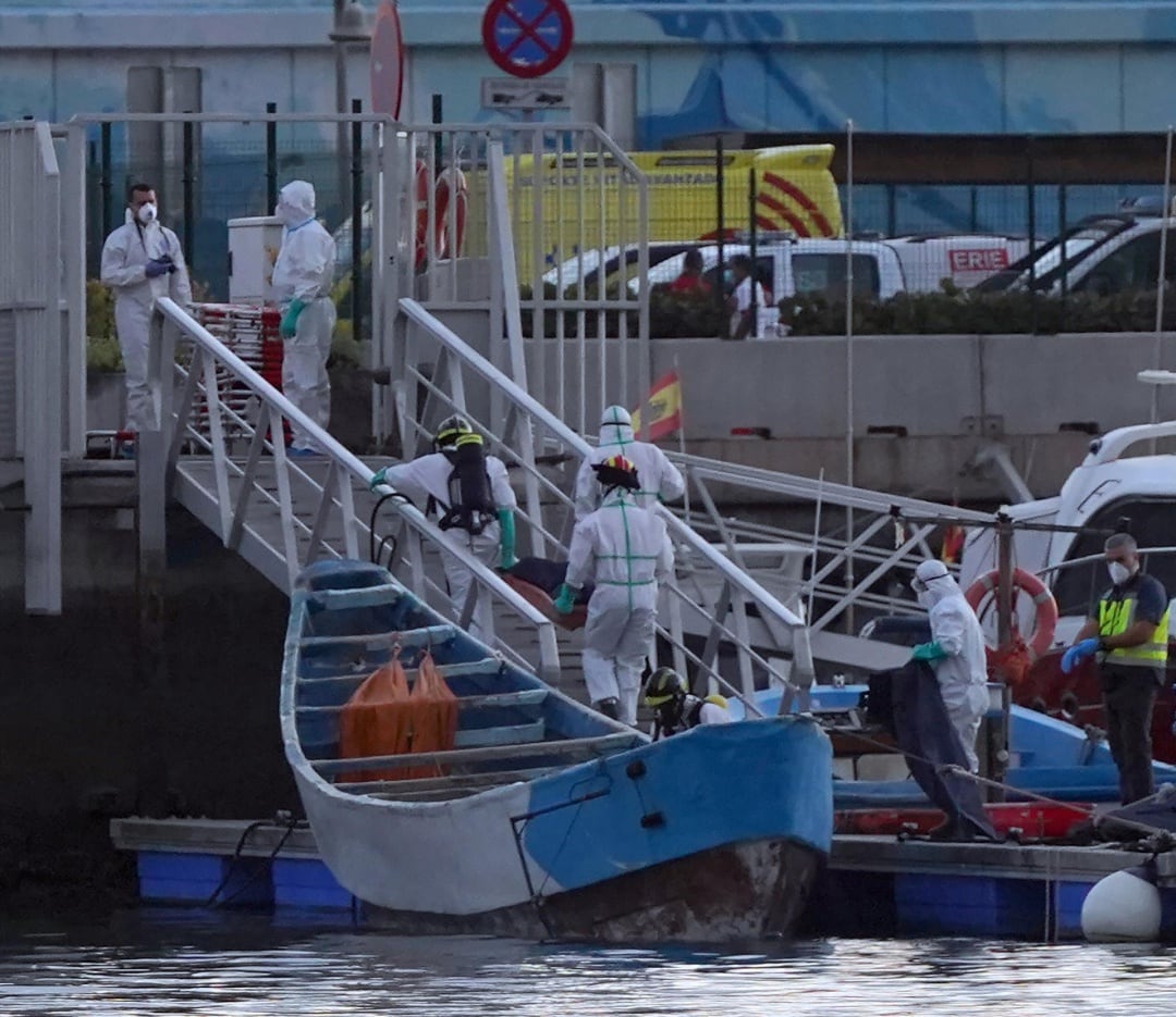 Un momento de la llegada de la embarcación que fue trasladada hasta el Puerto de Los Cristianos (Arona, Tenerife) con los 24 cadáveres en su interior