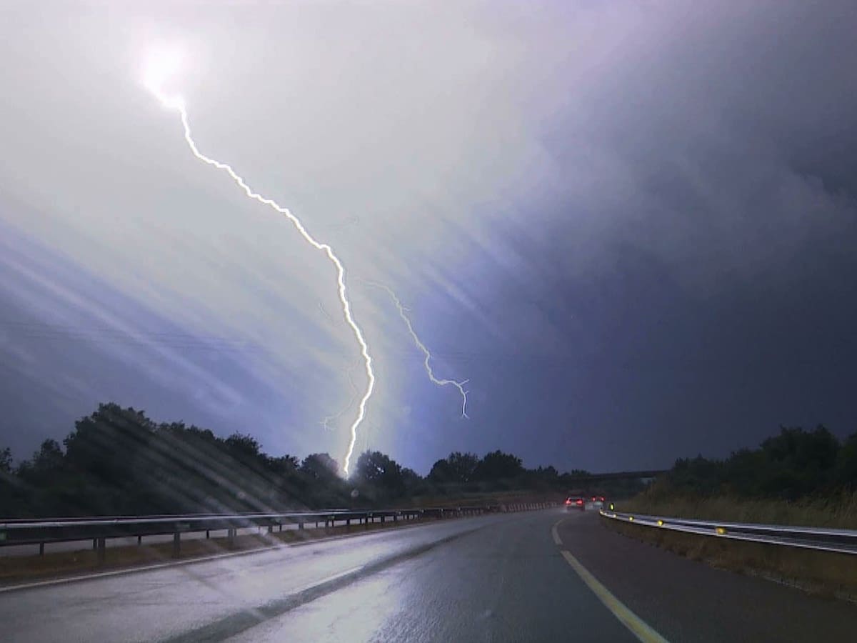 La AEMET avisa a diez comunidades por lluvias y tormentas: en cinco de ellas hay riesgo importante