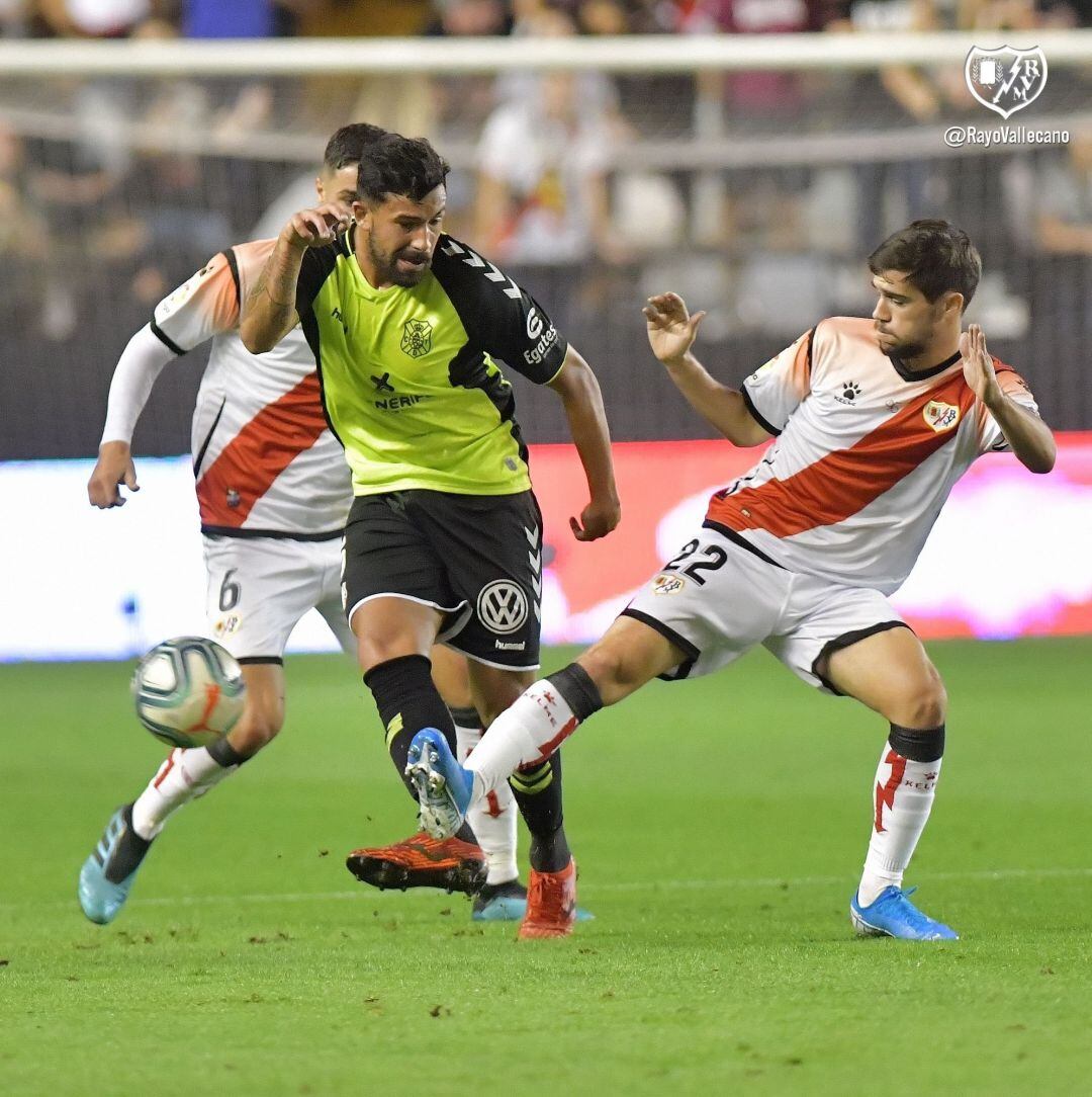 Alberto pugna por un balón ante un jugador del conjunto rayista