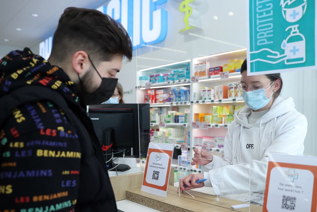 Una farmacia de Bélgica donde ya se venden estos test de autodiagnóstico.