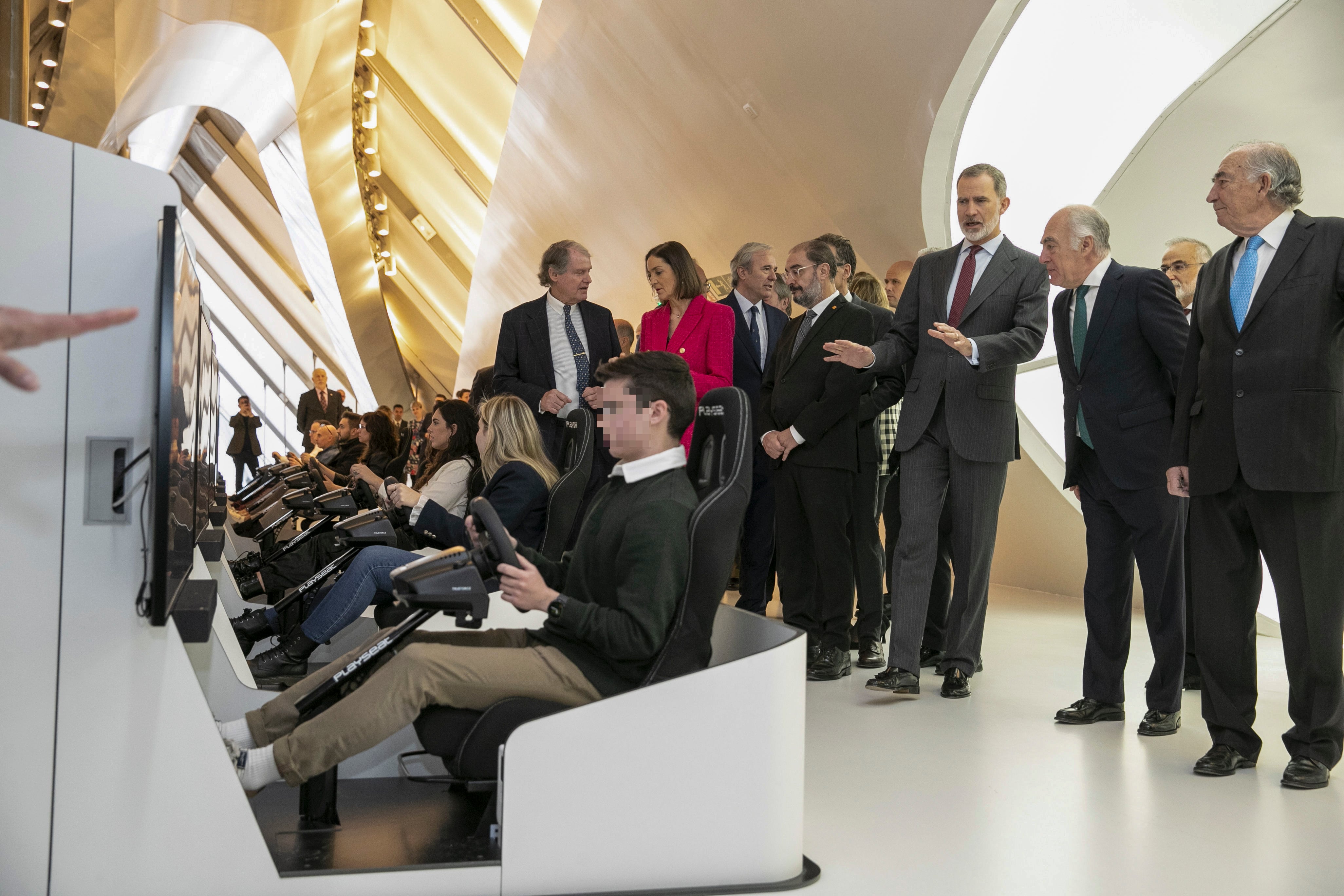 GRAF7732. ZARAGOZA, 20/02/2023.- El rey Felipe VI (3d) junto al presidente de Aragón, Javier Lambán (4d), y la ministra de Industria, Reyes Maroto (c-fondo) durante la inauguración del Mobility City de la Fundación Ibercaja, el primer museo sobre movilidad a nivel mundial, este lunes en el Pabellón Puente de la Expo que diseñó Zaha Hadid, en Zaragoza. EFE/Javier Cebollada
