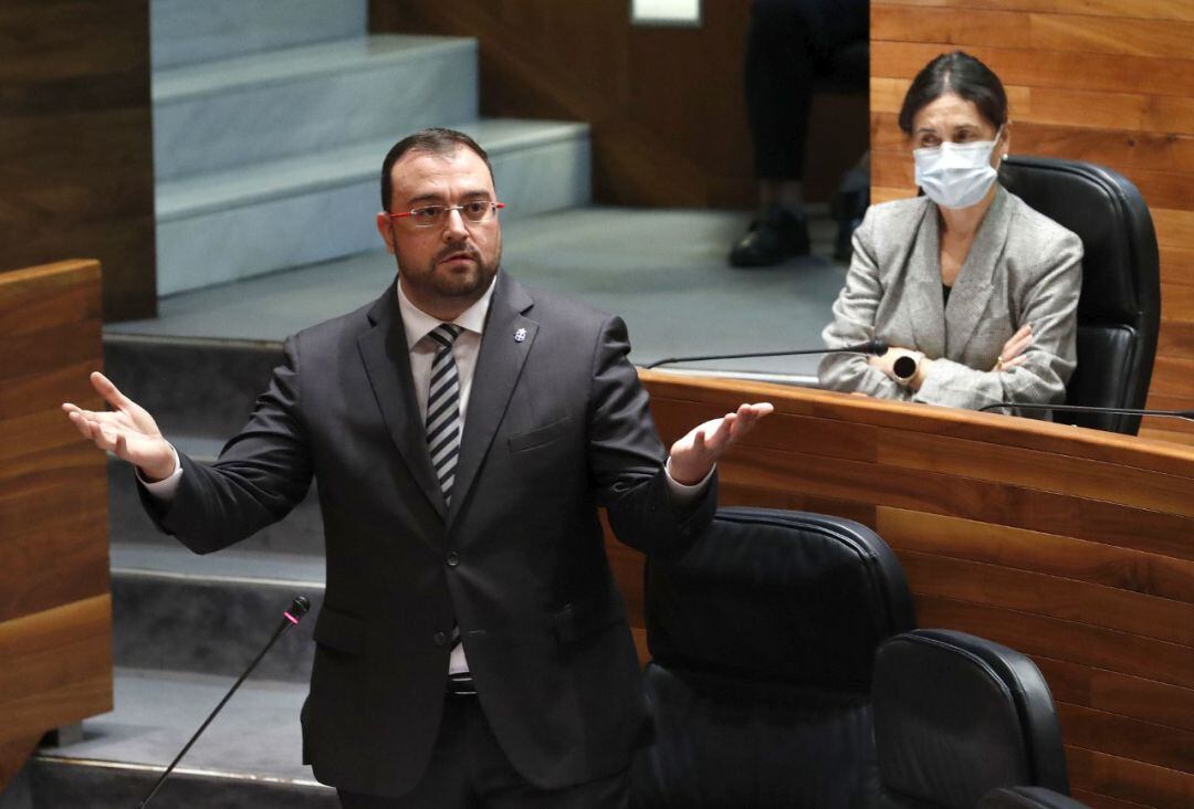 El presidente del Principado, Adrián Barbón, durante el pleno.
