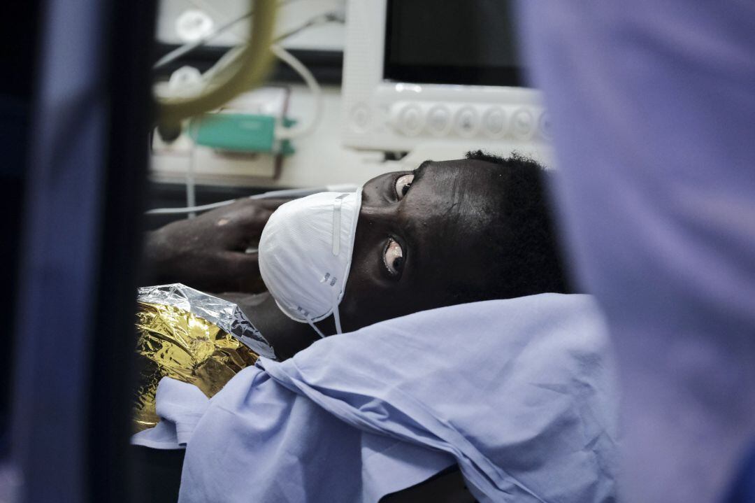 Los servicios de emergencia han evacuado a varios centros sanitarios a parte de los ocupantes de un cayuco localizado este viernes por la tarde a punto de llegar a la costa del sur de Gran Canaria,