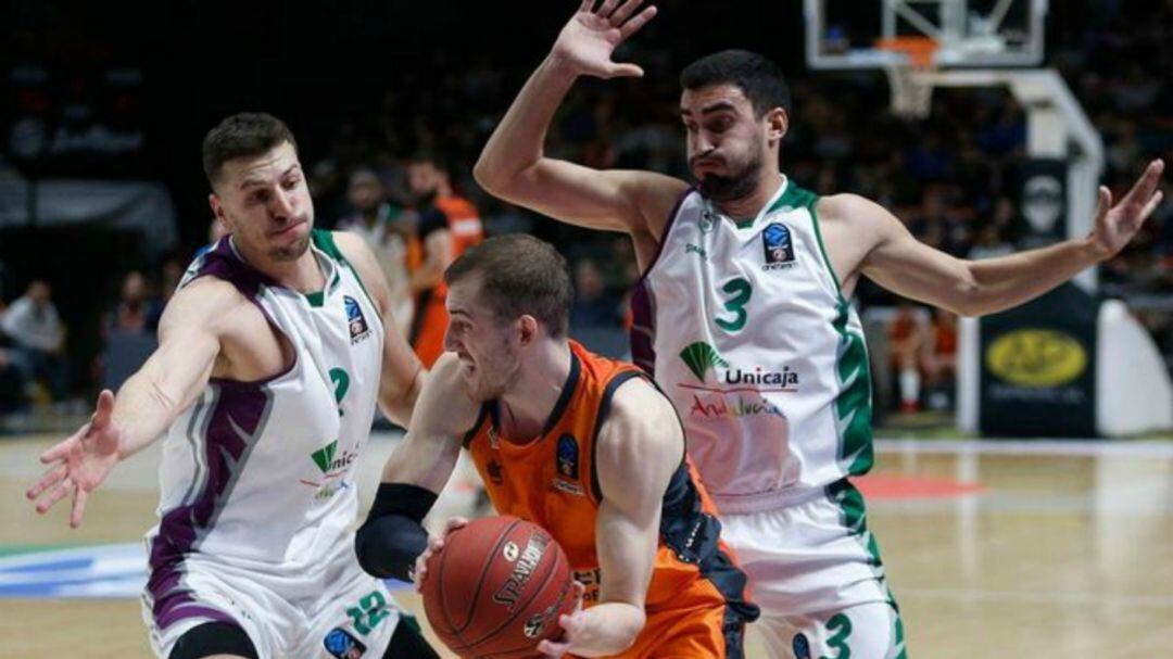 Milosavljevic y Jaime presionan a Matt Thomas en un partido de Eurocup