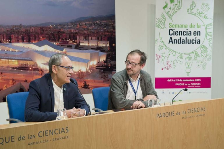 Presentación de la exposición sobre la luz en el Parque de las Ciencias de Granada. A la derecha, su director Ernesto Páramo