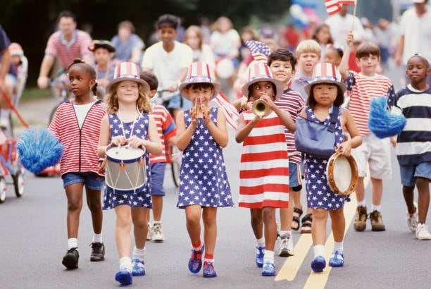 Niños se visten con la bandera de Estados Unidos para celebrar el 4 de julio