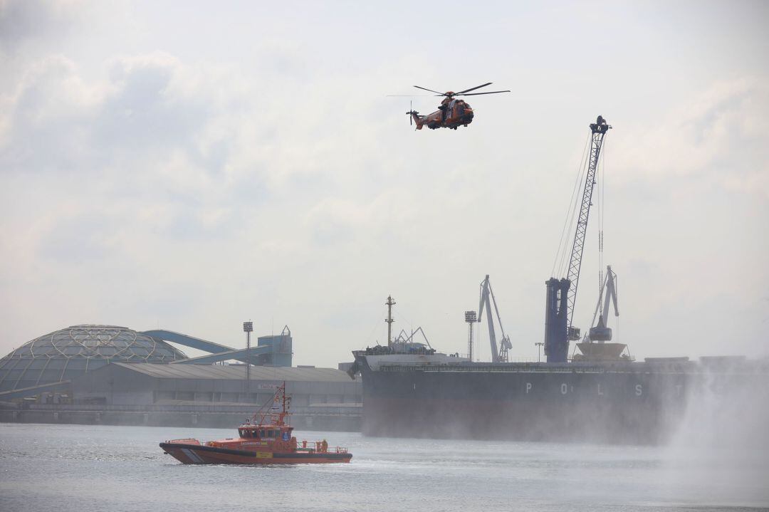 El helicóptero Helimer realiza un simulacro de rescate en el puerto de A Coruña