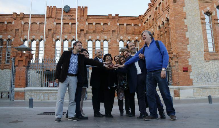 Pla obert de l&#039;equip de la nova rectora de la URV, María José Figueras, davant de l&#039;edifici del Rectorat.