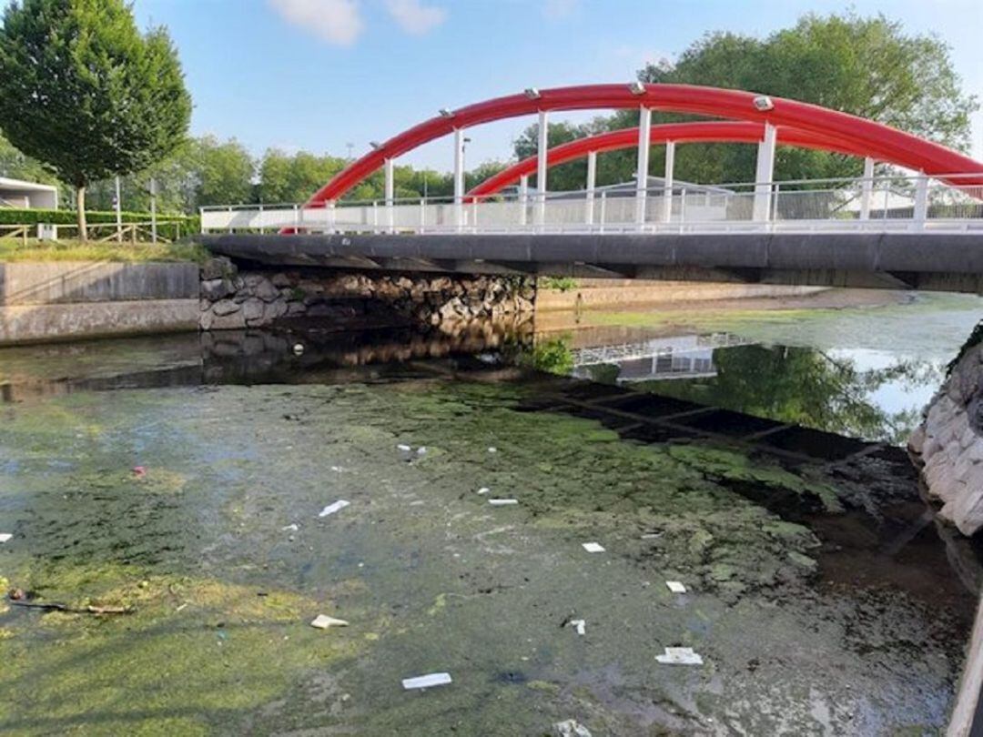 El río Piles a la altura del puente de Las Mestas