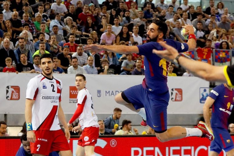 El extremo izquierdo del Barcelona Lassa Valero Rivera lanza ante dos rivales del Logroño La Rioja.