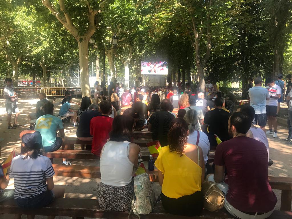 Aspecto del parque Miguel Servet, con los aficionadios disfrutando de la final del Mundial