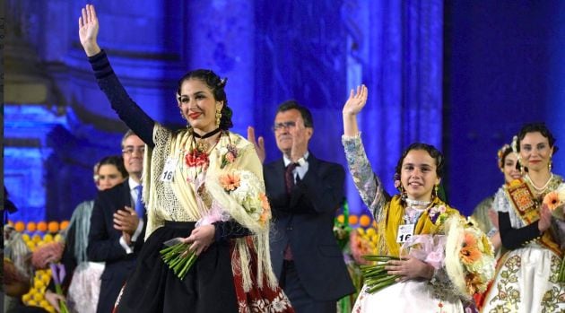 Isabel López y Candela Sánchez saludan al público tras ser elegidas Reinas de la Huerta 2.019