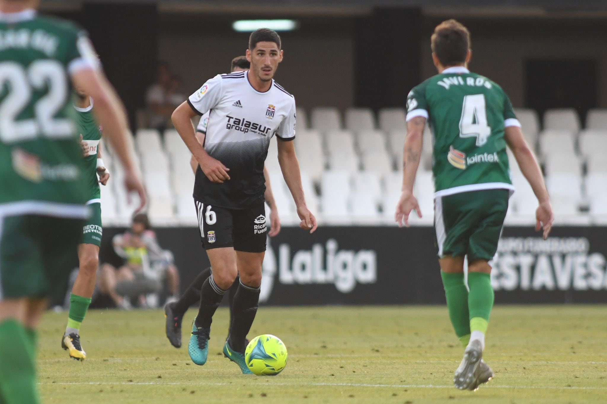 Bodiger mueve la pelota en el que puede ser su último partido en el Cartagonova