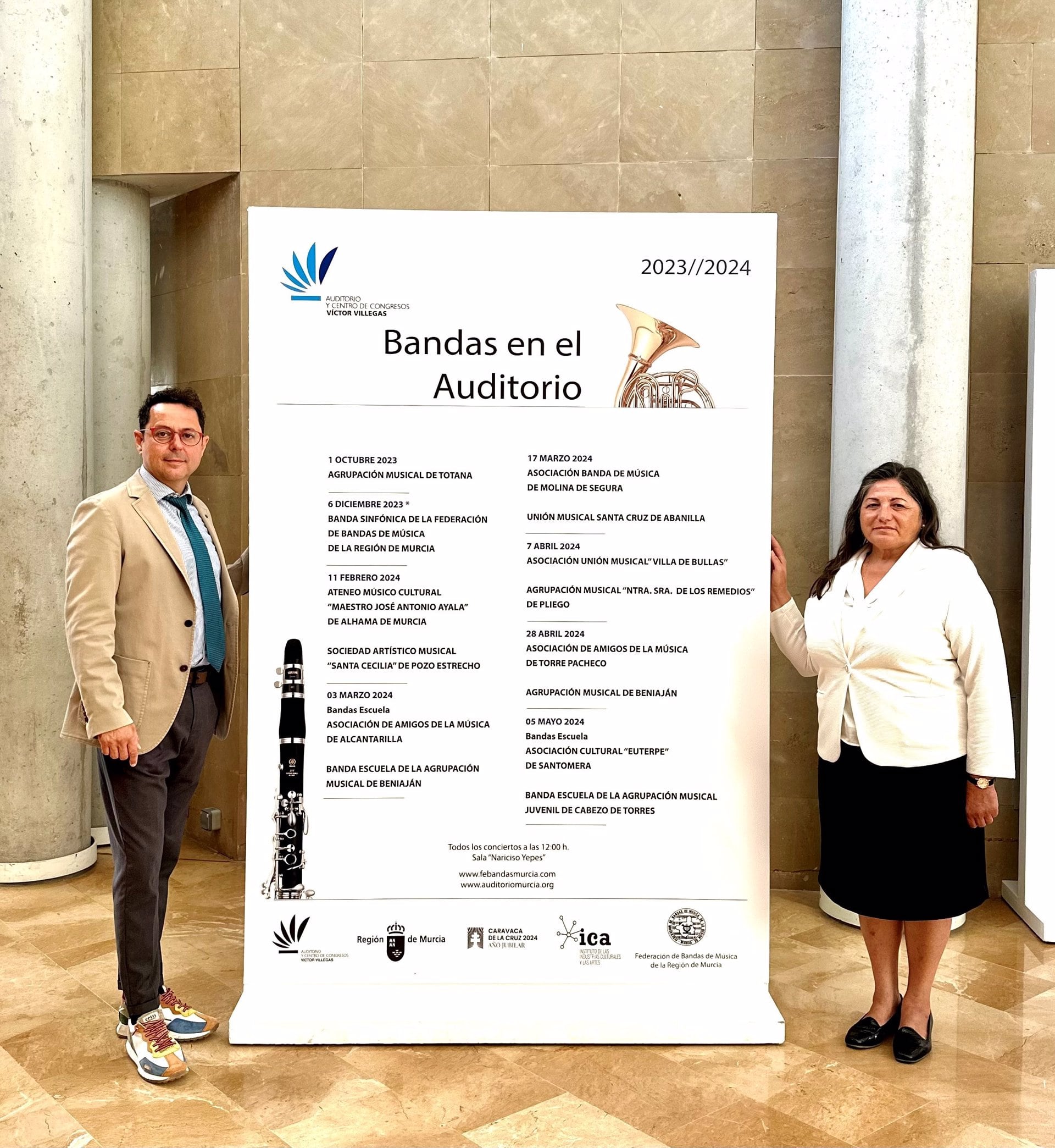 30/09/2023 El director general del Instituto de las Industrias Culturales y las Artes, Manuel Cebrián, y la presidenta de la Federación de Bandas de Música de la Región de Murcia, Ginesa Zamora, junto al cartel del ciclo &#039;Bandas en el Auditorio&#039;..

El ciclo de &#039;Bandas en el Auditorio&#039; organizado por el Instituto de las Industrias Culturales y las Artes (ICA) y la Federación de Bandas de Música de la Región de Murcia arranca mañana domingo, 1 octubre, con la primera de sus ocho jornadas dominicales en la sala Narciso Yepes del Auditorio regional Víctor Villegas.

ESPAÑA EUROPA MURCIA CULTURA
CARM
