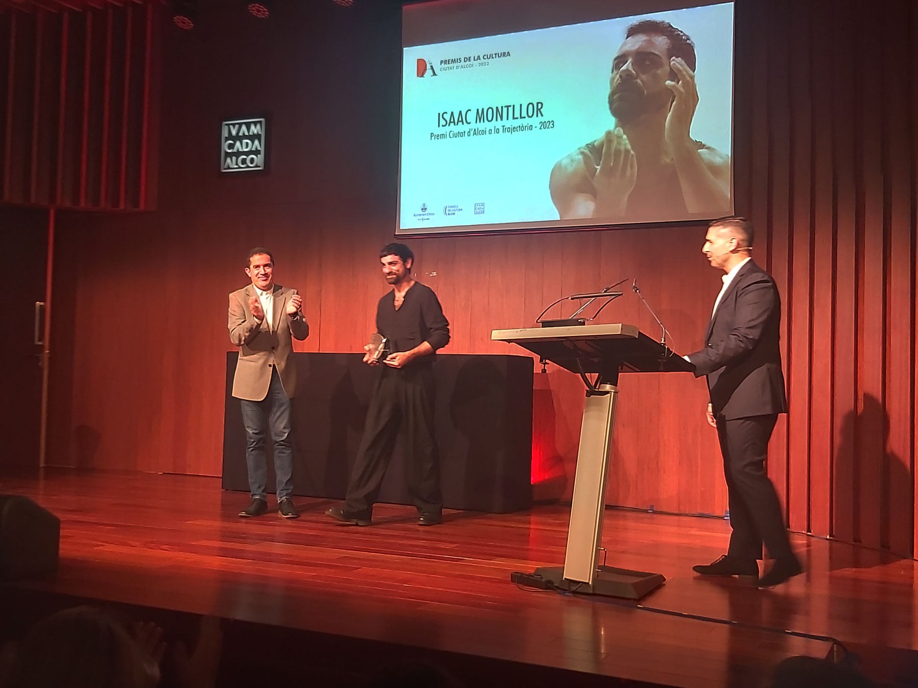 Isaac Montllor en el momento de recoger el premio de honor a su trayectoria de manos del alcalde Toni Francés