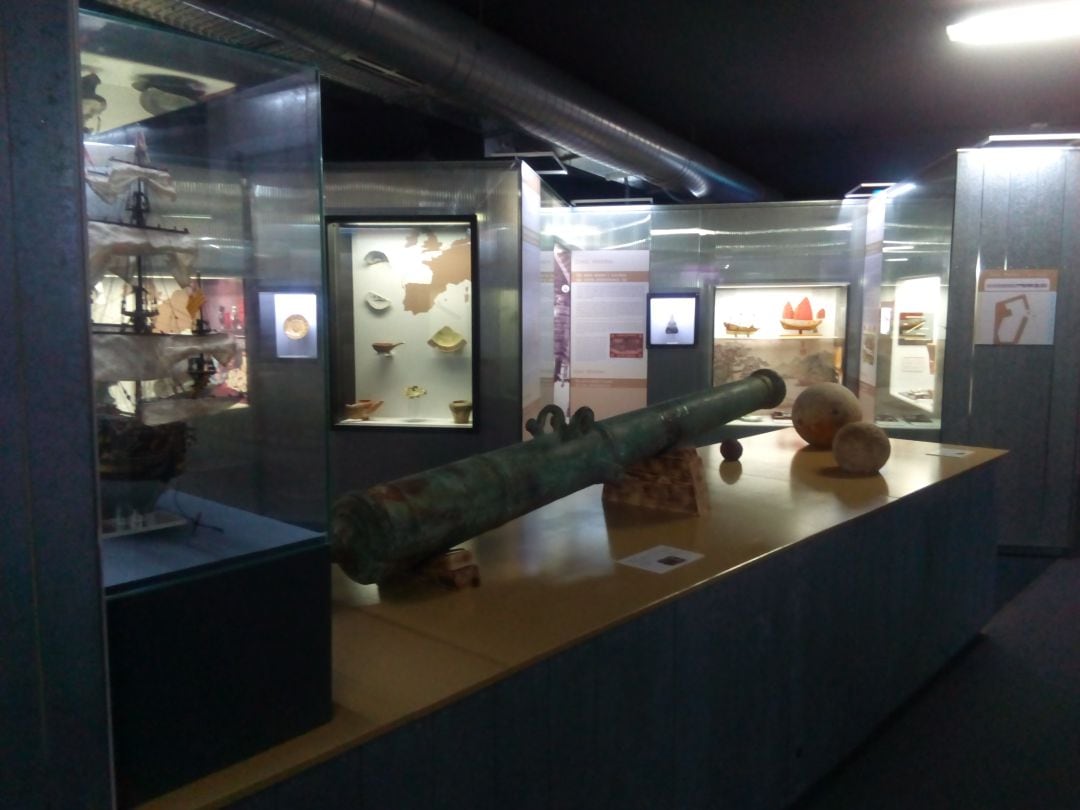 Piezas expuestas en la sala de arqueología subacuática del Museo del Mar de Galicia.