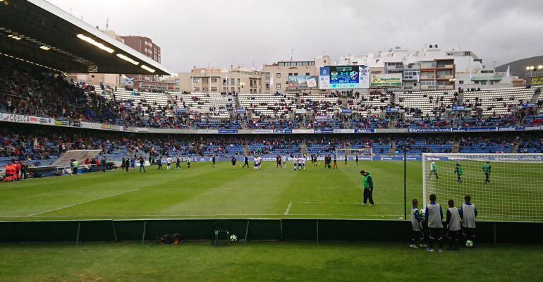 Imagen del partido entre el Tenerife - Huesca en el momento de la detención del encuentro tras el lanzamiento del objeto