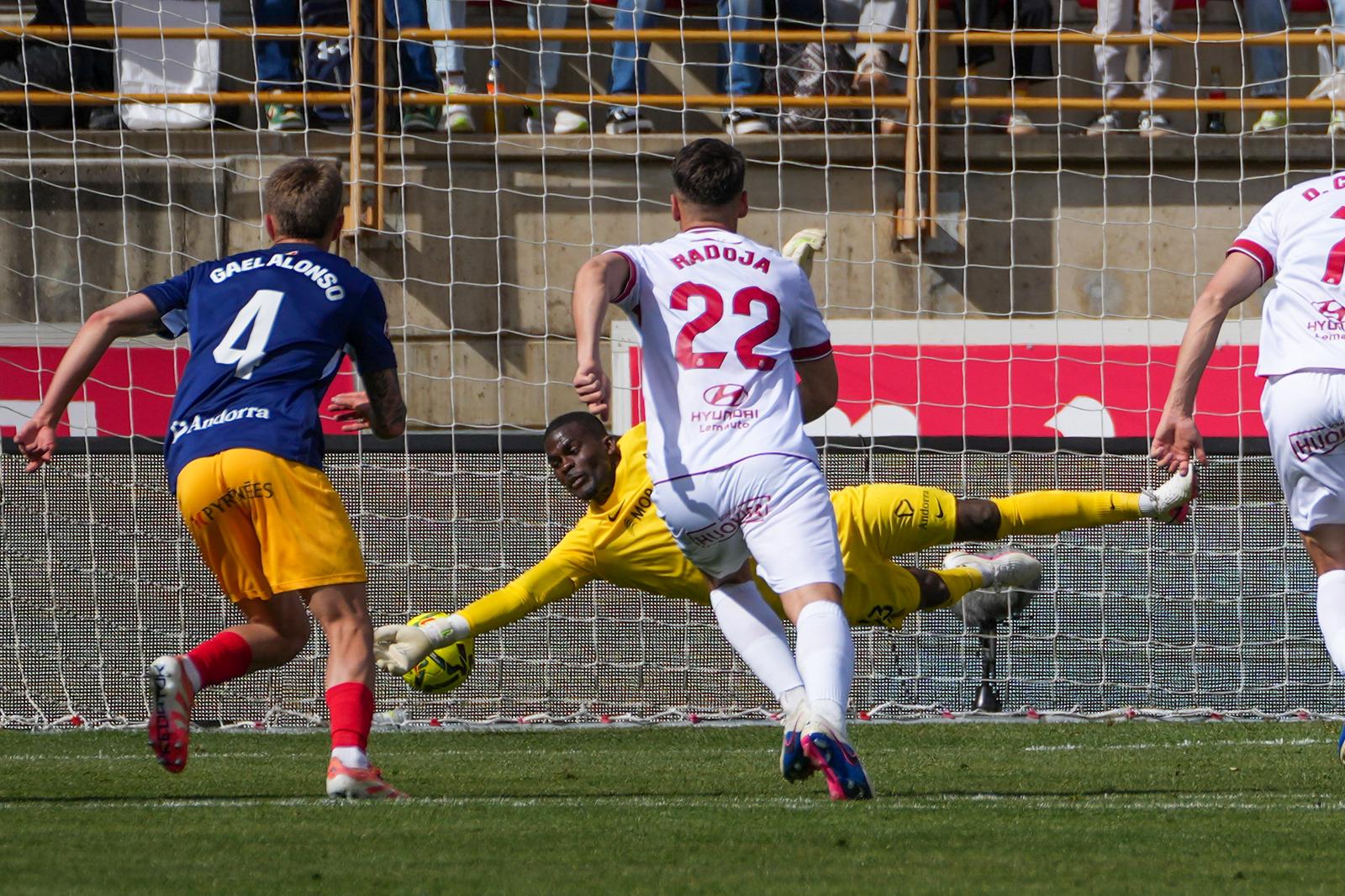 El porter de l'FC Andorra, Owono, en una intervenció davant la Cultural Leonesa