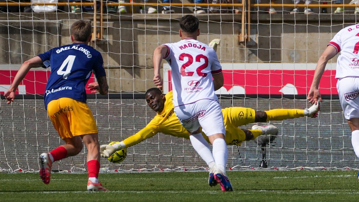 L'FC Andorra es passeja al camp del cuer