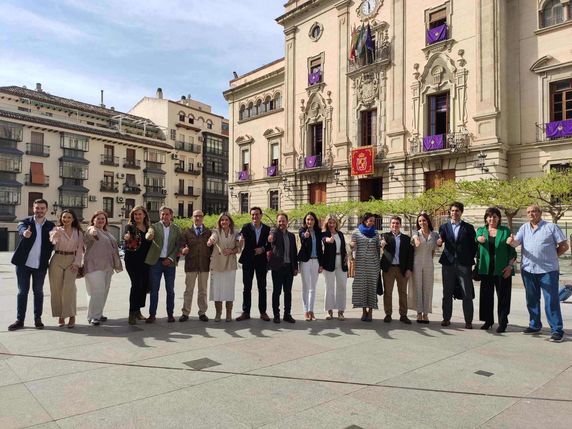 Buena parte de la candidatura del PP al Ayuntamiento de Jaén posa ante el palacio municipal