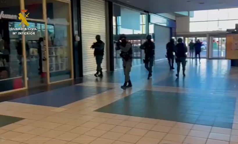 Simulacro de la Guardia Civil en el Centro Comercial Puerta de Toledo ante un supuesto ataque terrorista