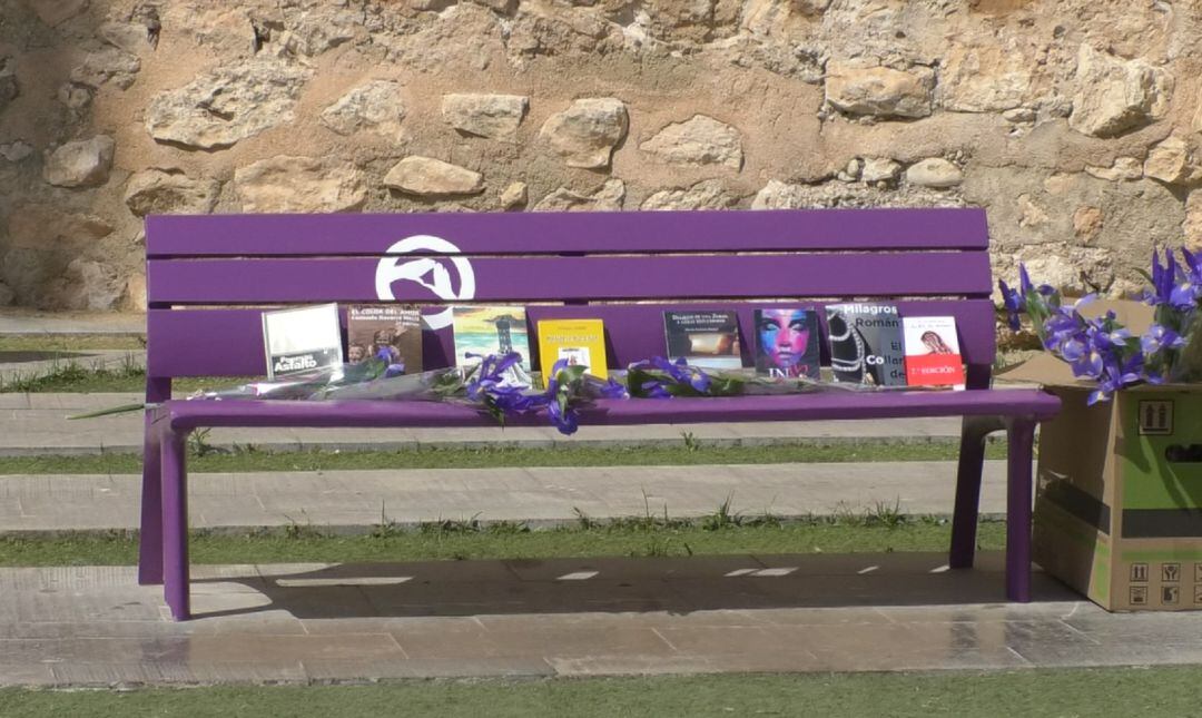 Banco violeta de Elche con libros