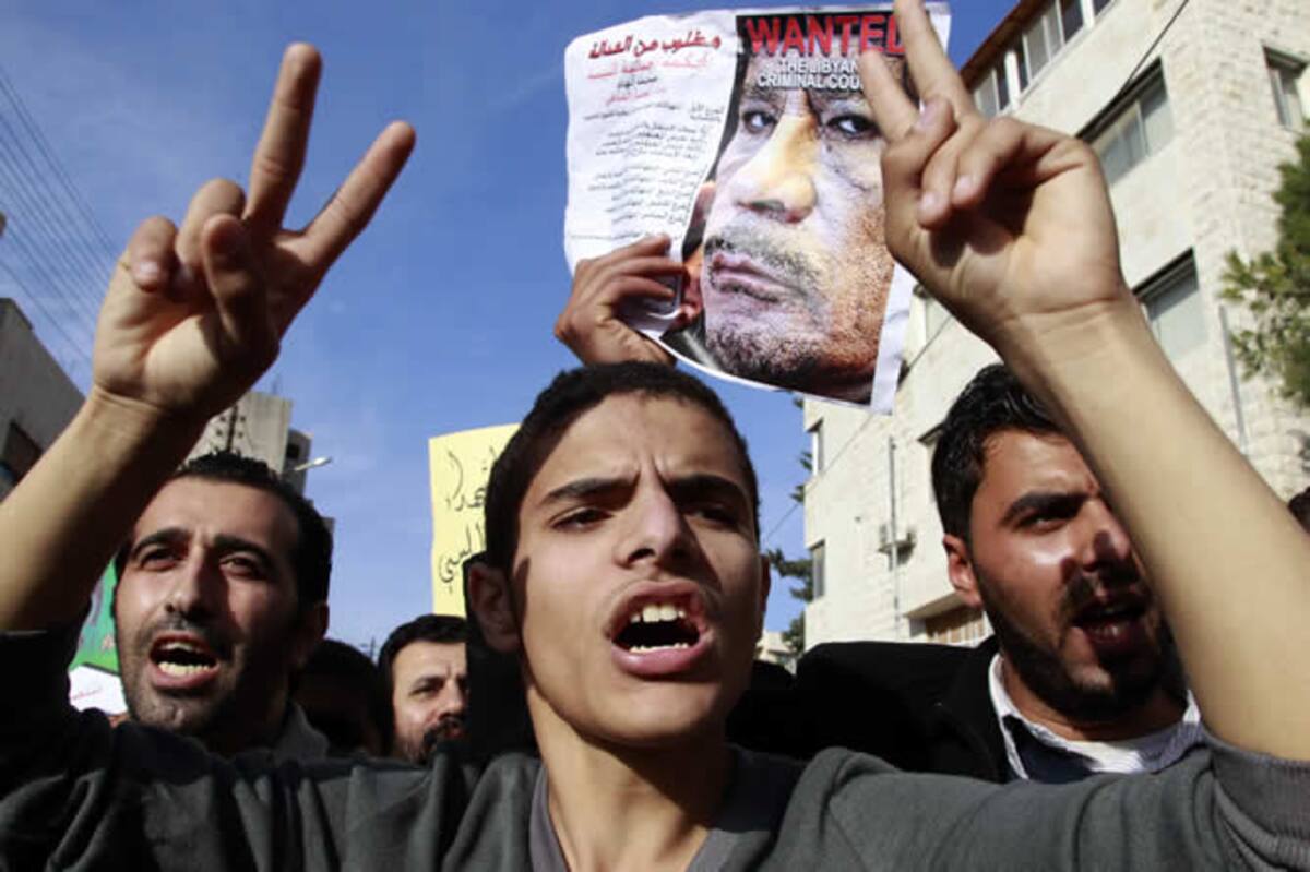 Manifestantes en frente de la embajada de Libia en Amman (Jordania)