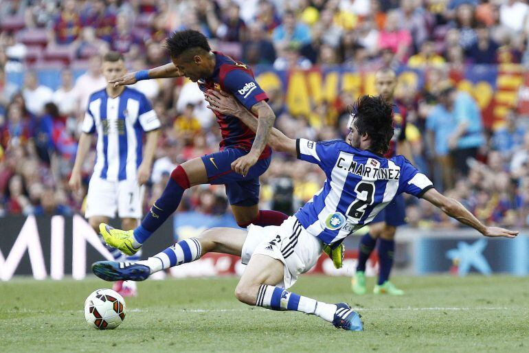 Barcelona's Brazilian forward Neymar da Silva Santos Junior (L) vies with Real Sociedad's defender Carlos Martinez during the Spanish league football match FC Barcelona vs Real Sociedad de Futbol at the Camp Nou stadium in Barcelona on May 9, 2015. Barcelona won 2-0. AFP PHOTO/ QUIQUE GARCIA