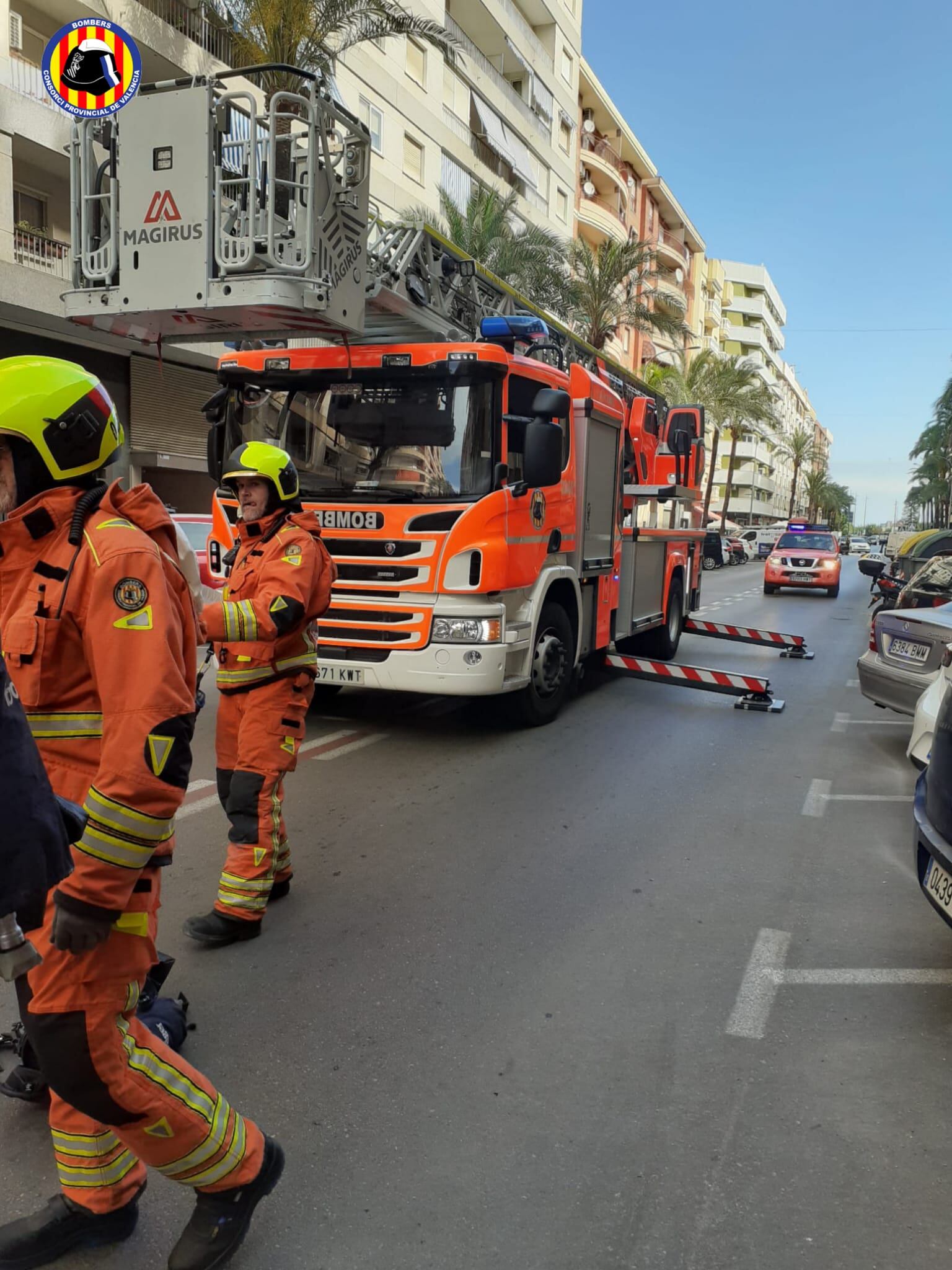 Bomberos trabajando en la extinción del incendio.