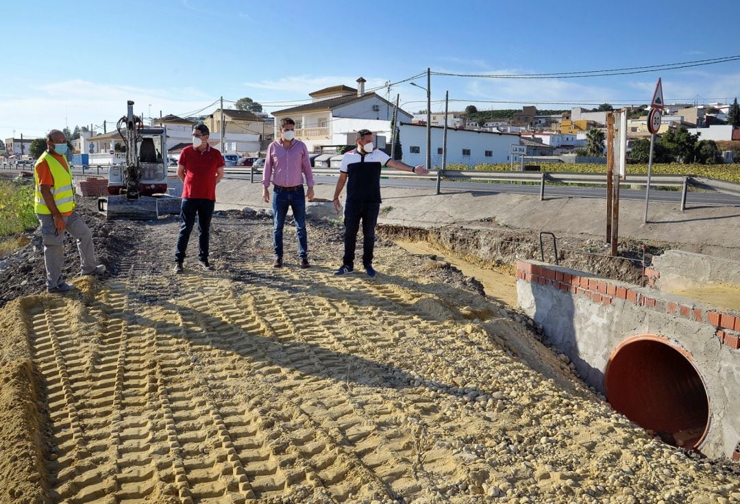 El Ayuntamiento invierte 86.000 euros en la construcción de un camino peatonal y dos puentes en La Ina