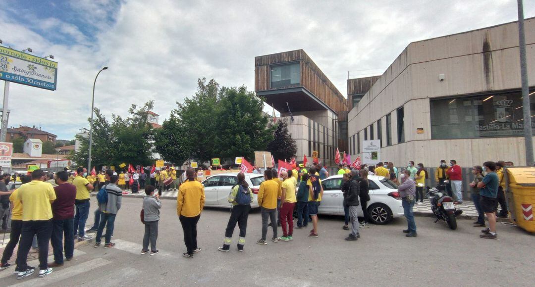 La movilización se ha producido ante la sede de GEACAM en Cuenca