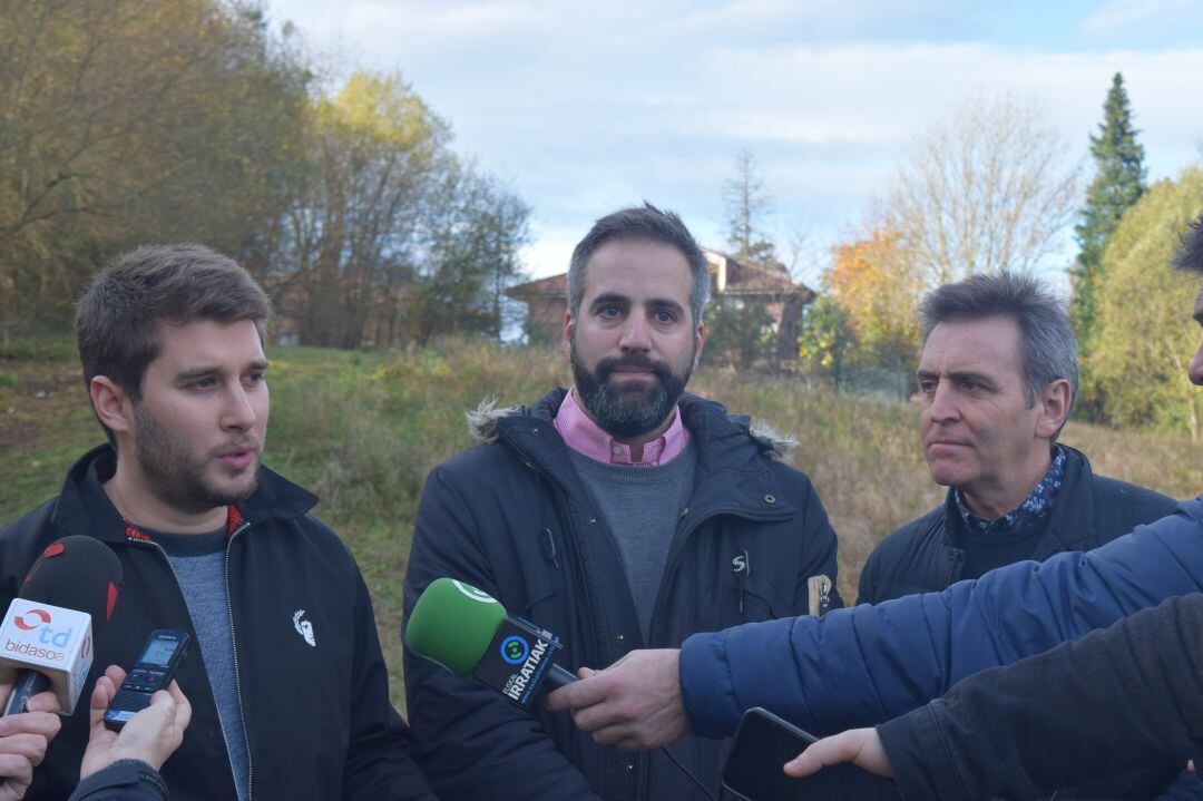 Soto, Melida e Iridoy, en la rueda de prensa conjunta en la inmediaciones de Txenperenea. 