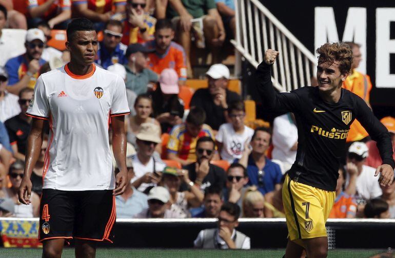 GRA061. VALENCIA, - El delantero francés del Atlético de Madrid Antoine Griezmann (d), celebra el gol conseguido frente al Valencia, el del 0-1, en presencia del defensa brasileño del Valencia, Aderllan Santos (i), durante el partido de la séptima jornada