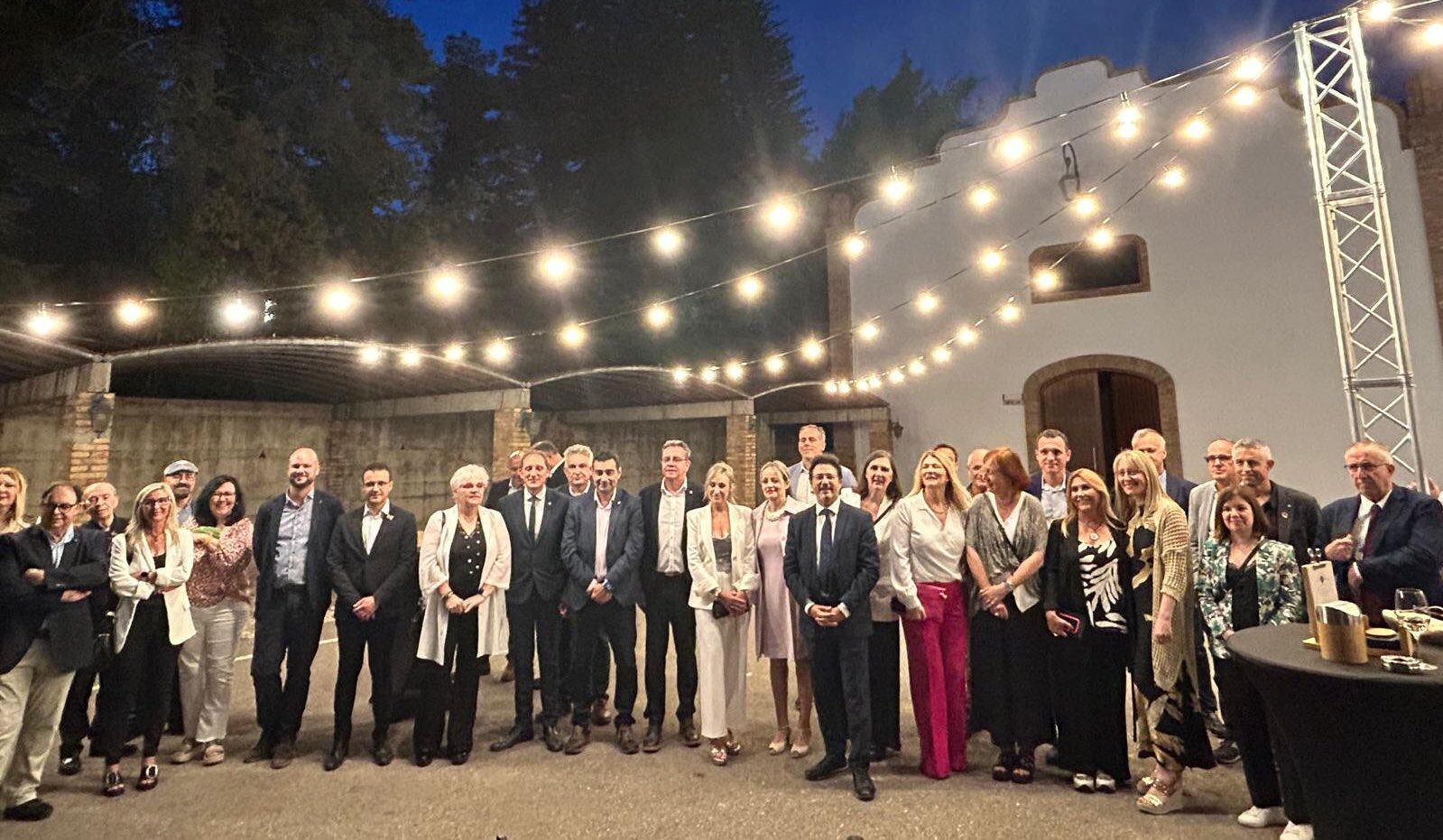 Abans de sopar, foto de família dels assistents a la cita amb Ràdio Lleida al celler de Raimat.