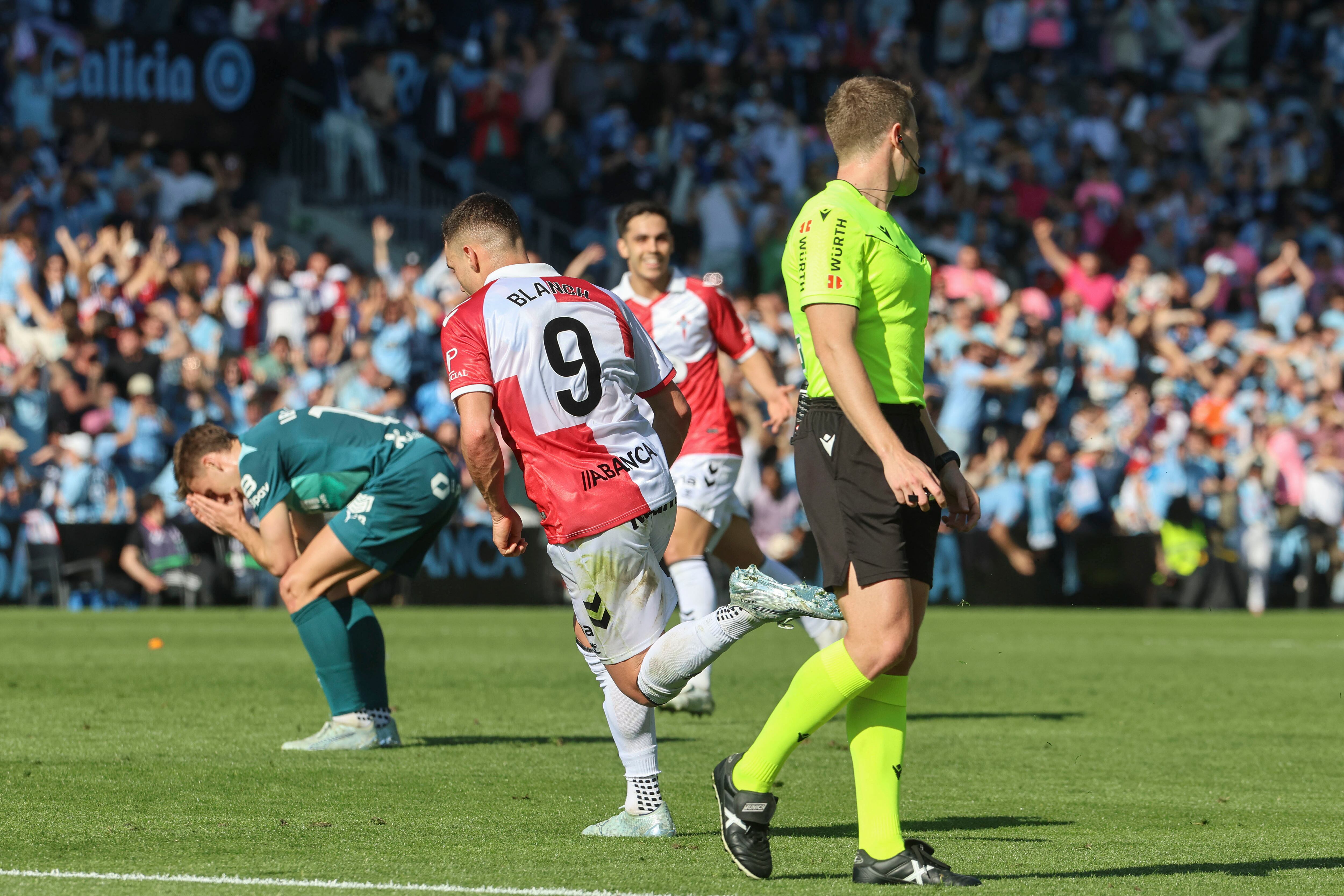 VIGO, 22/03/2026.-El delantero del Celta de Vigo Ferrán Jutglà celebra el tercer gol contra el Alavés, durante el partido de la jornada 29 de LaLiga EA Sports que disputan en el Estadio Abanca Balaídos de Vigo, Galicia, este domingo. EFE/ Salvador Sas
