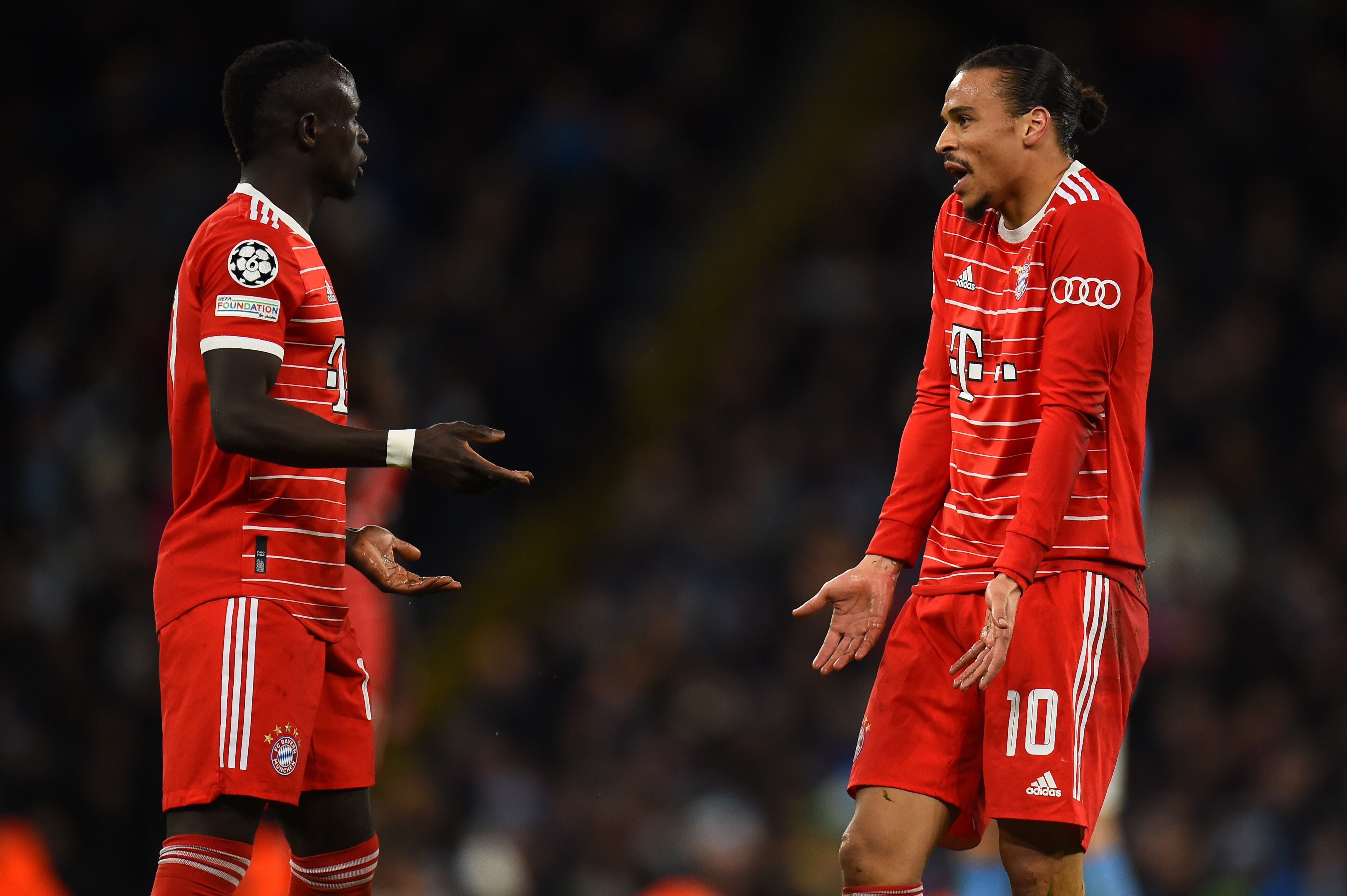 Sadio Mané y Leory Sané discuten sobre el céspede del Etihad Stadium. (Liga de Campeones, Reino Unido) EFE/EPA/PETER POWELL