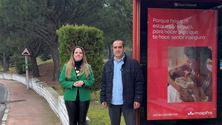 La alcaldesa de Galapagar, Carla Greciano, y el concejal de Transportes, Miguel Ángel Domínguez, en la parada de Parquelagos
