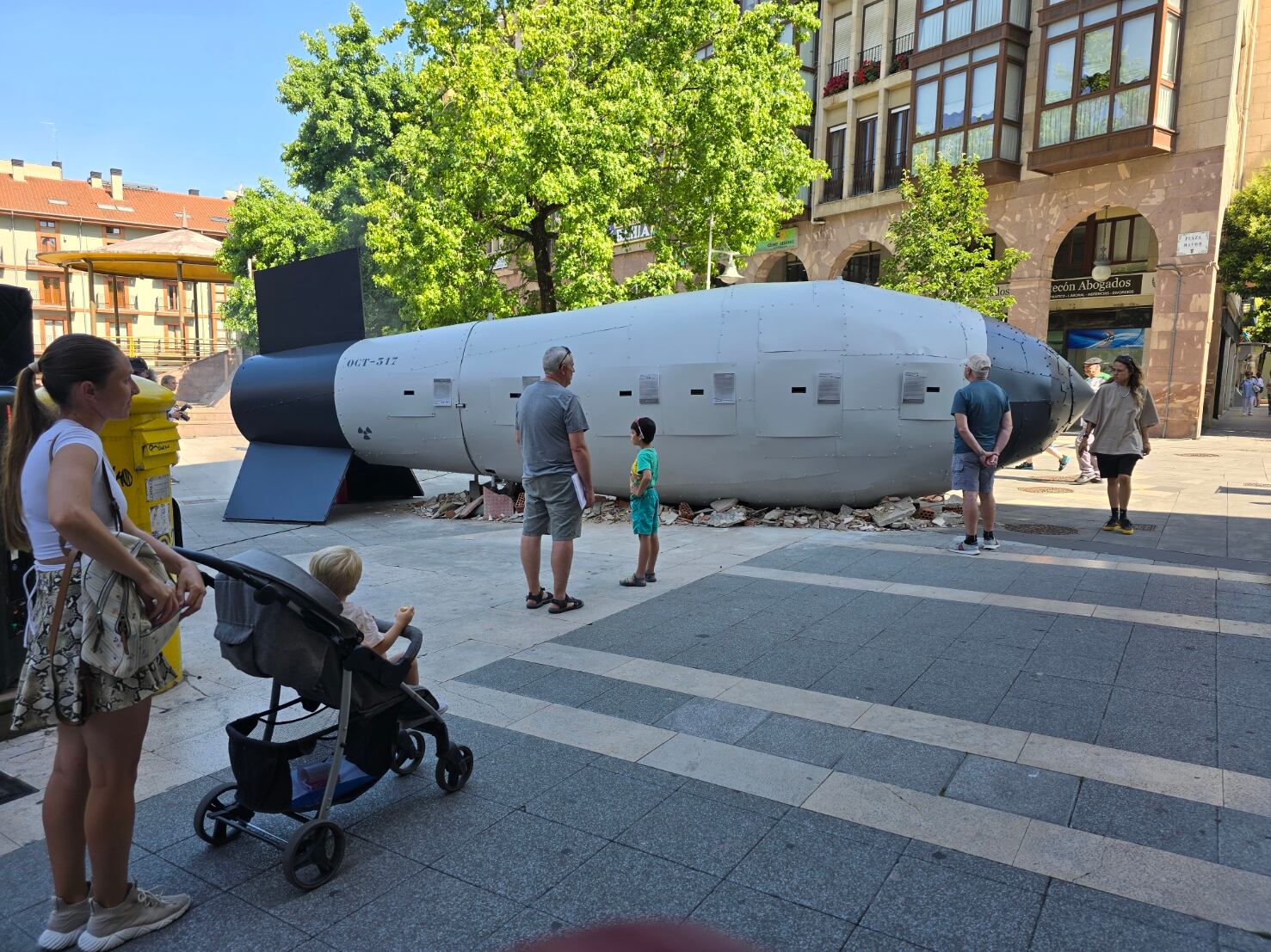 Publico contemplando la instalación artística