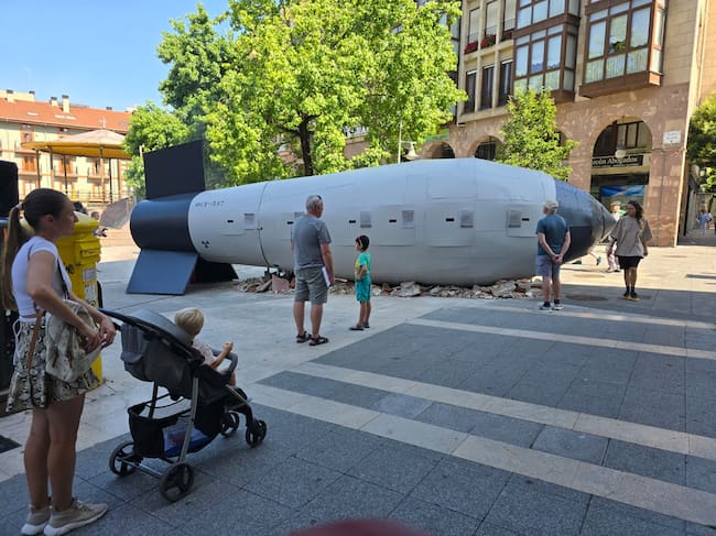 Publico contemplando la instalación artística