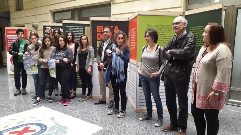 Presentación en el patio interior del Ayuntamiento de Eibar de la I. Semana de Consumo Responsable