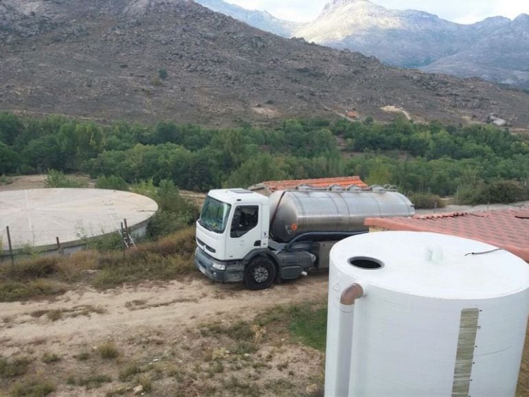 Uno de los medios para repartir el agua es a través de camiones cisterna