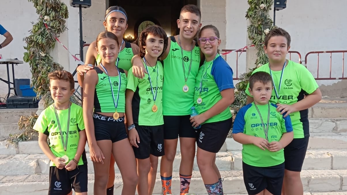 Jóvenes atletas del Club Atletismo Elda