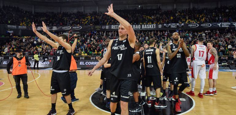 Los jugadores del RETAbet Bilbao Basket, el ala belga Axel Hervelle (c) y el pívot estadounidense Mickell Gladness (d), agradecen y se despiden de sus aficionados después de perder contra el Kirobelt Baskonia y descender a la Liga LEB Oro