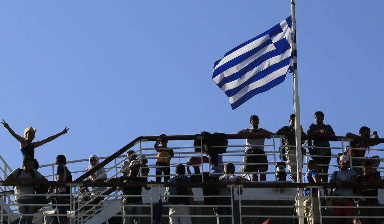 Refugiados sirios a bordo del ferri &quot;Eleftherios Venizelos&quot; a su llegada al puerto de Pireo (Grecia).
