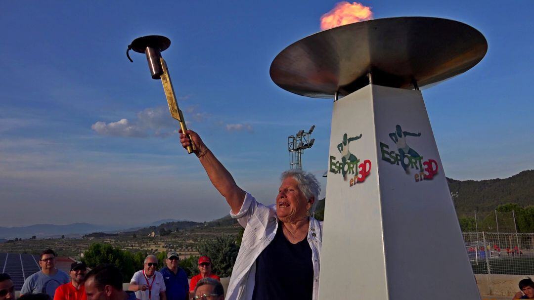 Luisa Palmer encendiedo el pebetero en 2016 en el Sporte en 3D