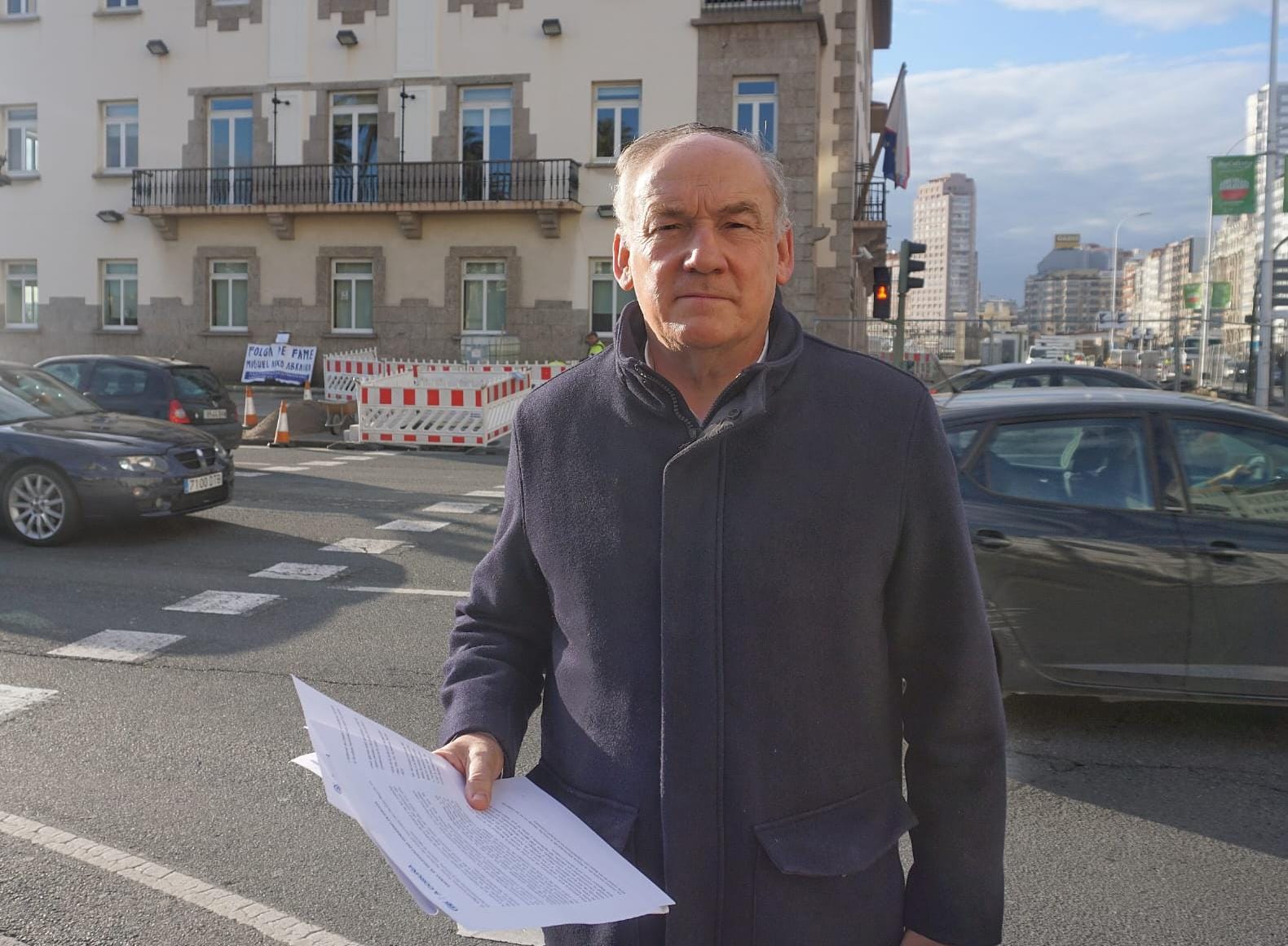 Miguel Lorenzo presenta un escrito en la Delegación del Gobierno para que se cubran las plazas de policía nacional