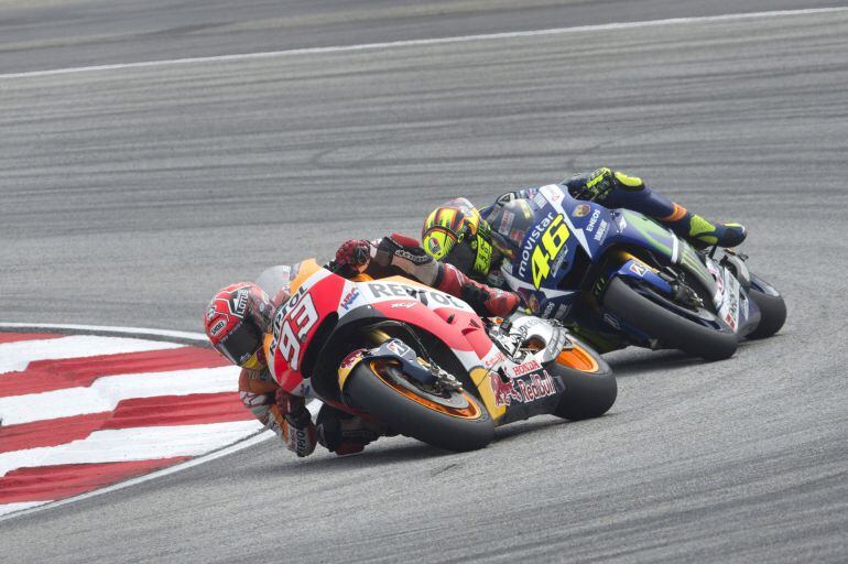 KUALA LUMPUR, MALAYSIA - OCTOBER 25:  Marc Marquez of Spain and Repsol Honda Team leads Valentino Rossi of Italy and Movistar Yamaha MotoGP during the MotoGP race during the MotoGP Of Malaysia at Sepang Circuit on October 25, 2015 in Kuala Lumpur, Malaysi