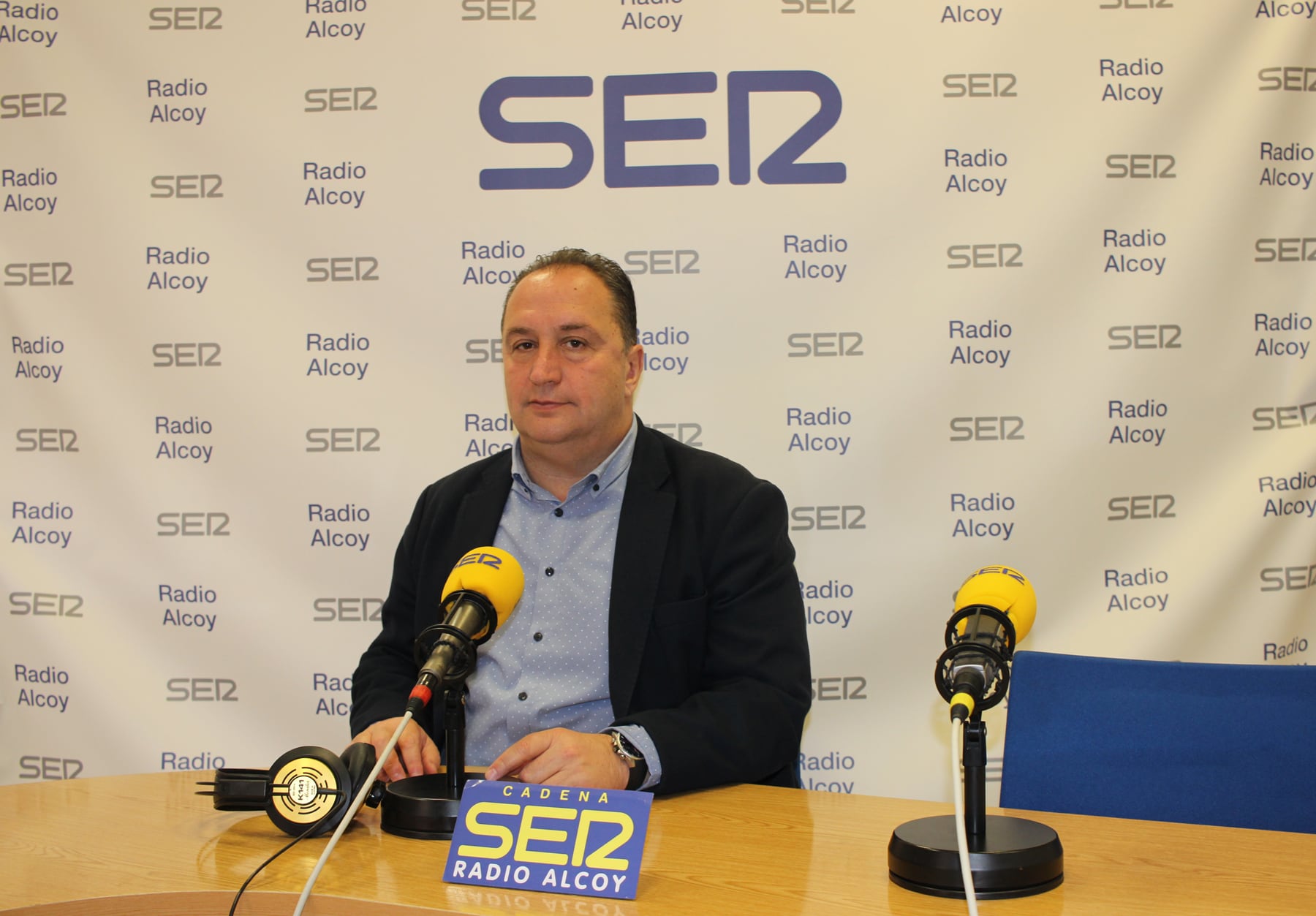 Tonii González, director de l'IES Pare Vitòria, en l'estudi central de Radio Alcoy