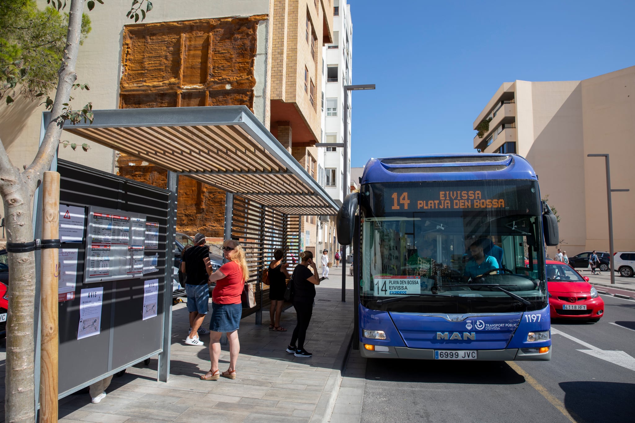 Imagen de un autobús de Ibiza